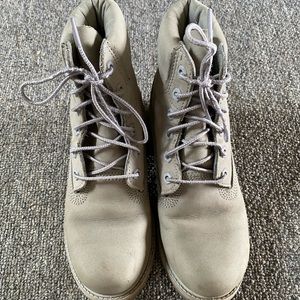 Size 6 Woman’s Timberlands Classic Lite Boots